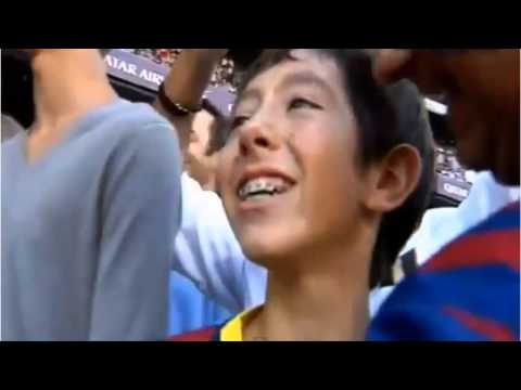 Gerard Pique give a little boy his training shirt ll FC Barcelona – Levante [HD]